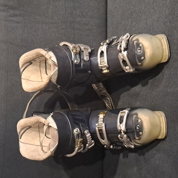 Women's 9.5 ski boots from technica - Picture 7 of 8